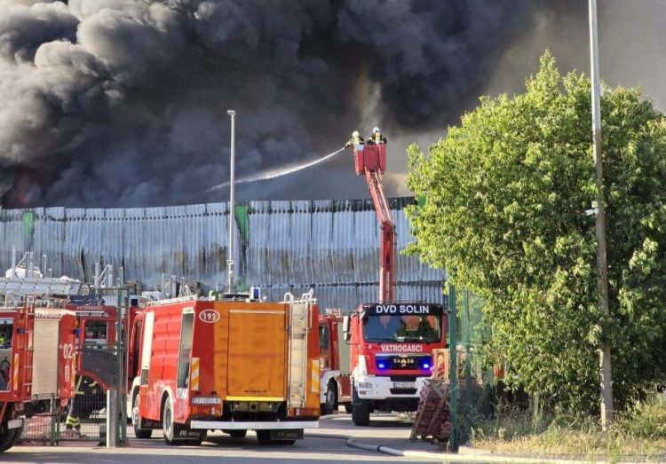 Požar u Dalmaciji: Gori Pevex u Kaštelima
