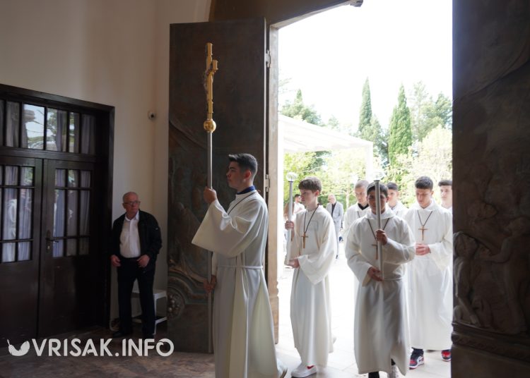 Široki Brijeg: 193 mladih primilo sakramenat Svete potvrde