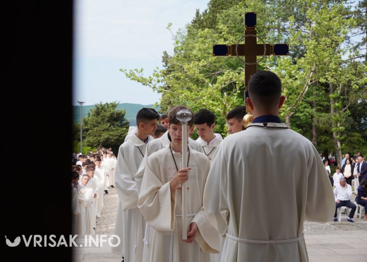 Široki Brijeg: 193 mladih primilo sakramenat Svete potvrde