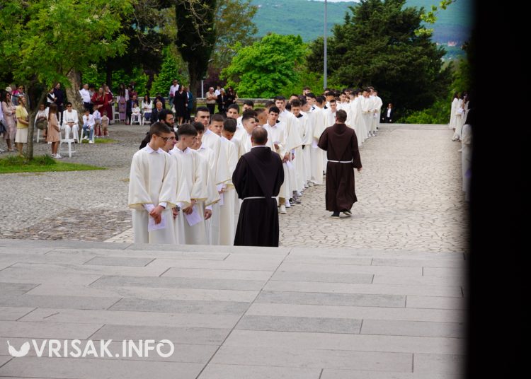 Široki Brijeg: 193 mladih primilo sakramenat Svete potvrde