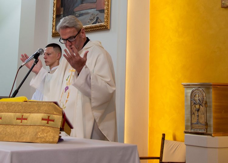 Široki Brijeg: Podjela sakramenta prve sv. pričesti u Izbičnu