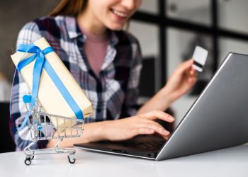 Statistika u BiH: Žene na internetu kupuju odjeću, a muškarci hranu