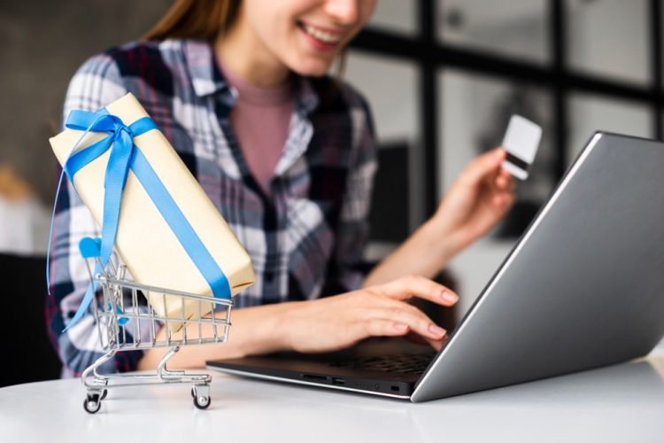 Statistika u BiH: Žene na internetu kupuju odjeću, a muškarci hranu