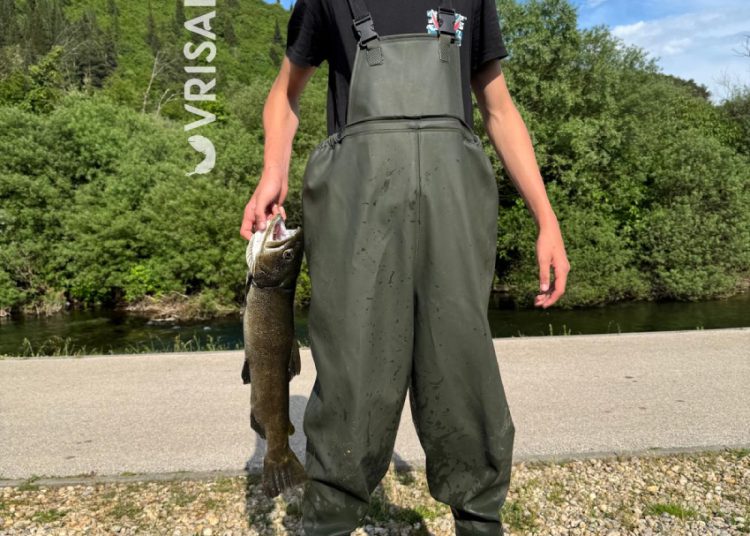 Široki Brijeg: Mladi ribič u Borku upecao primjerak od 2,5 kilograma