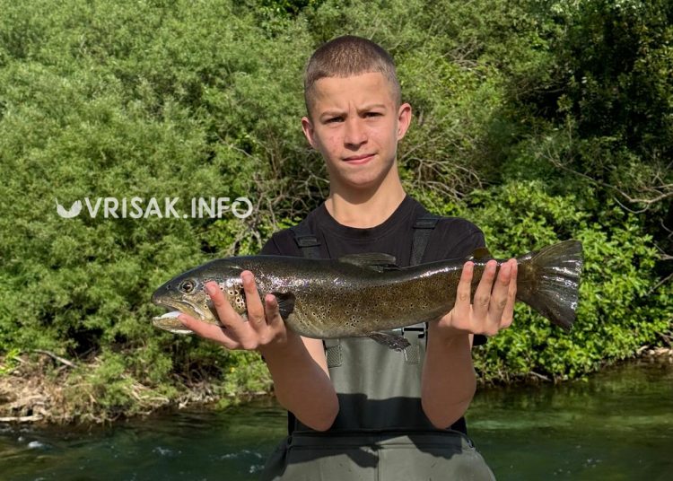 Široki Brijeg: Mladi ribič u Borku upecao primjerak od 2,5 kilograma
