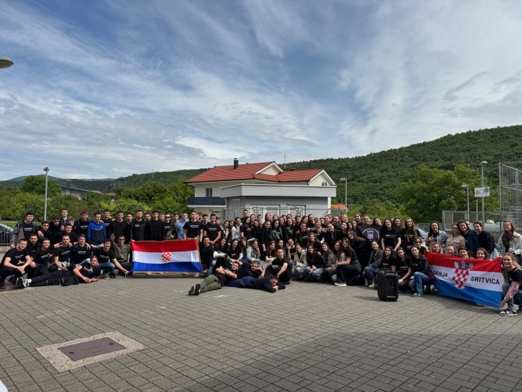 Širokobriješki gimnazijalci i u zbornici priredili pravu feštu