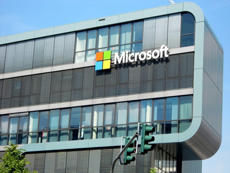 Microsoft otpušta 7.000 zaposlenika dok ulaže milijarde u umjetnu inteligenciju