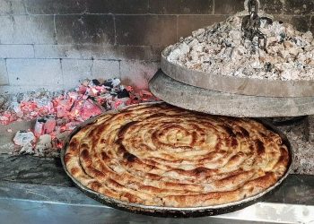 Burek ispod sača: Tradicija koja miriše na djetinjstvo