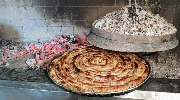 Burek ispod sača: Tradicija koja miriše na djetinjstvo