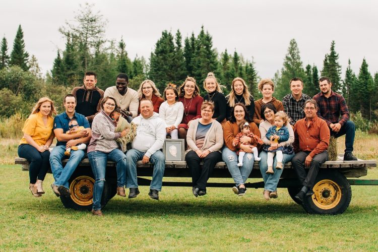 Rodbinski nazivi: Znate li što su jetrva, svastika, badžo…?