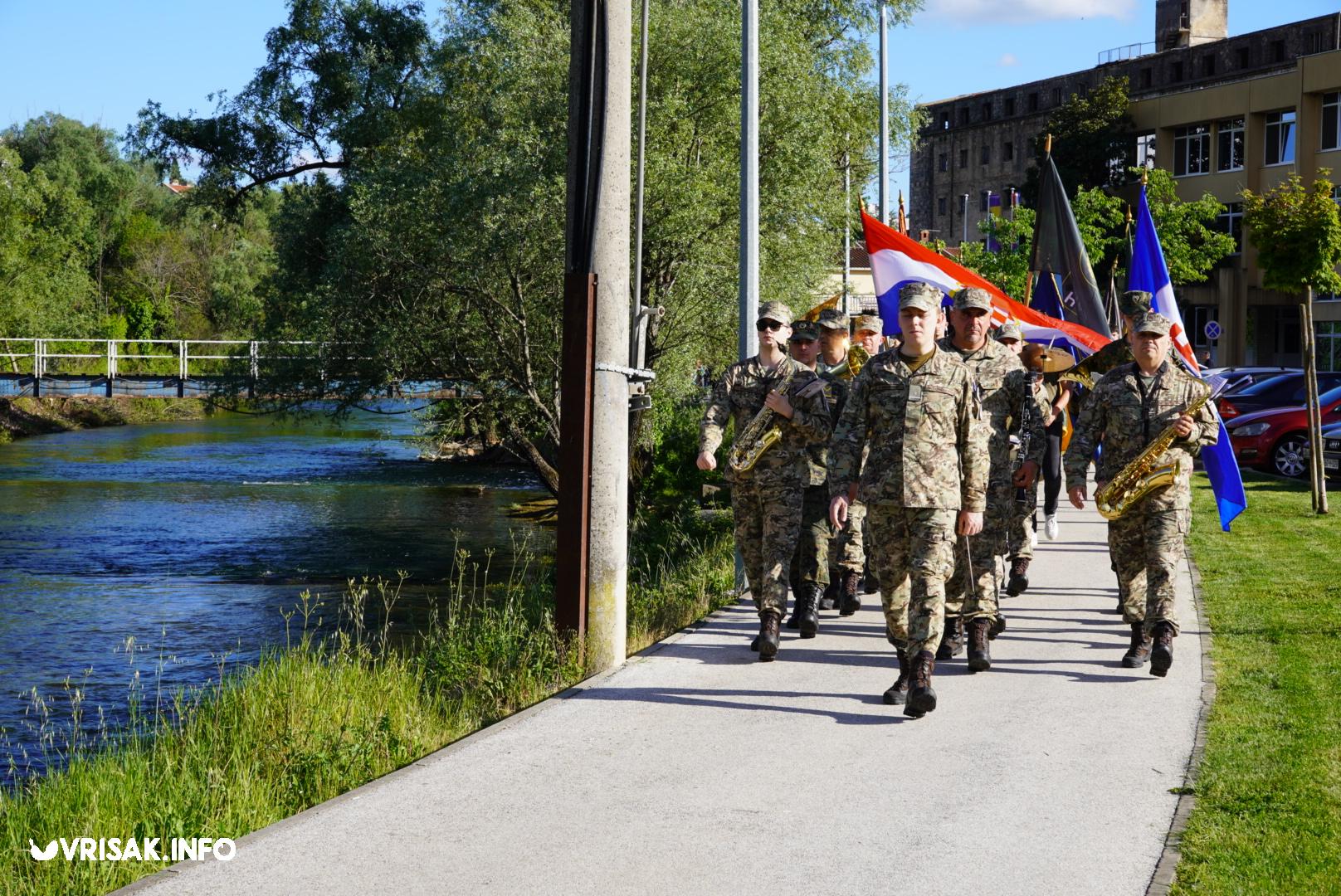 Široki Brijeg: Mimohodom i svečanošću u središtu grada obilježen Dan branitelja