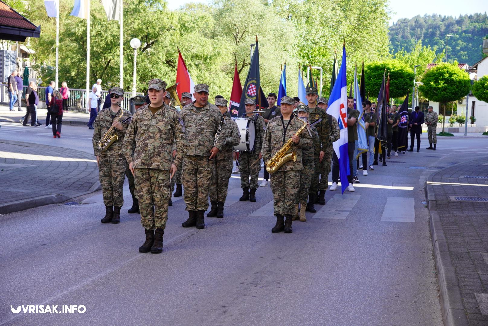 Široki Brijeg: Mimohodom i svečanošću u središtu grada obilježen Dan branitelja