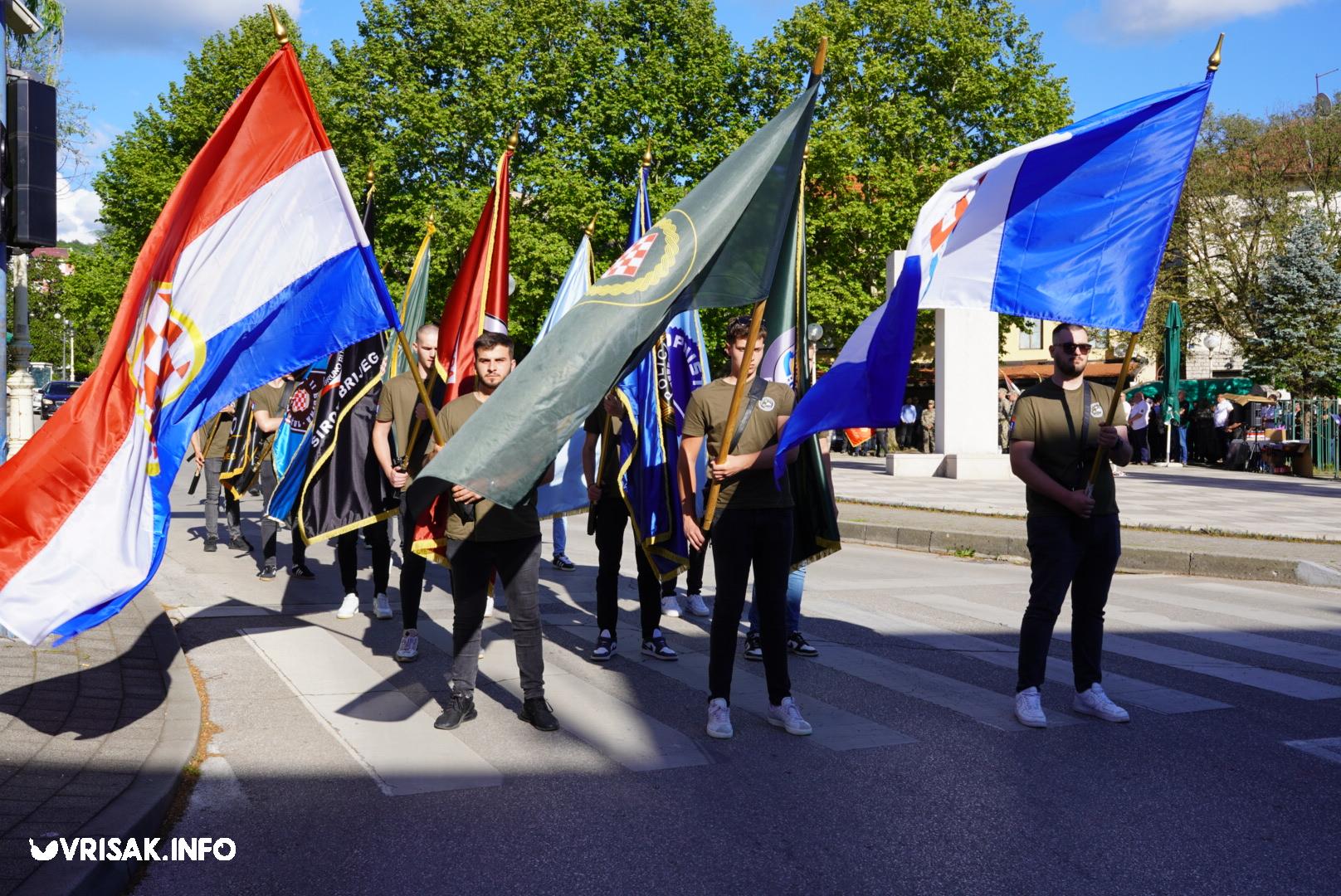 Široki Brijeg: Mimohodom i svečanošću u središtu grada obilježen Dan branitelja