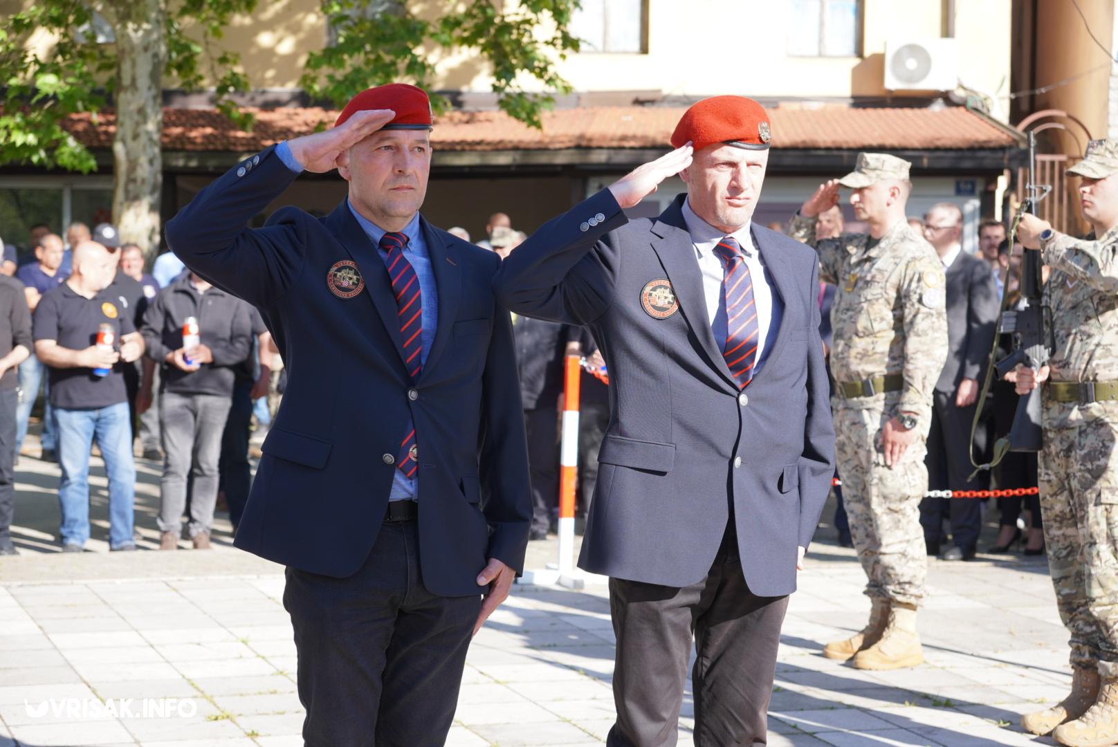 Široki Brijeg: Mimohodom i svečanošću u središtu grada obilježen Dan branitelja