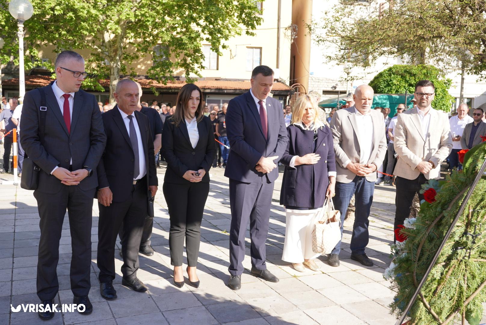 Široki Brijeg: Mimohodom i svečanošću u središtu grada obilježen Dan branitelja