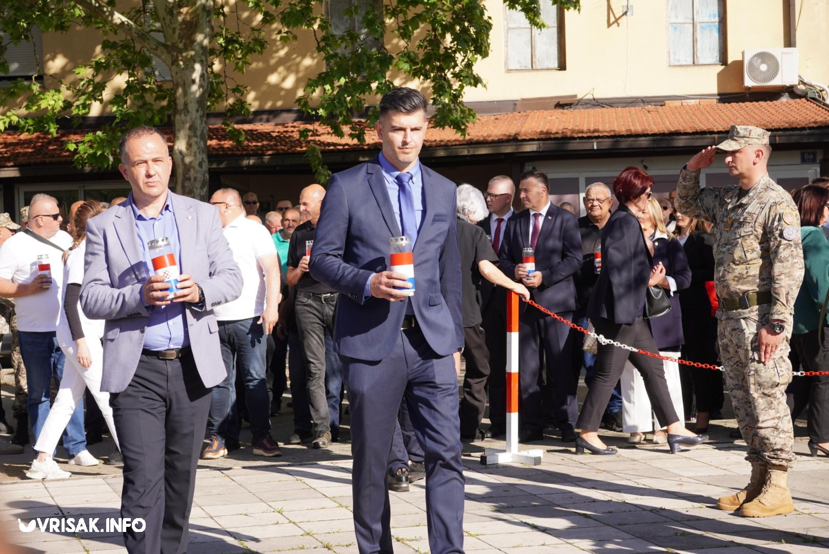 Široki Brijeg: Mimohodom i svečanošću u središtu grada obilježen Dan branitelja