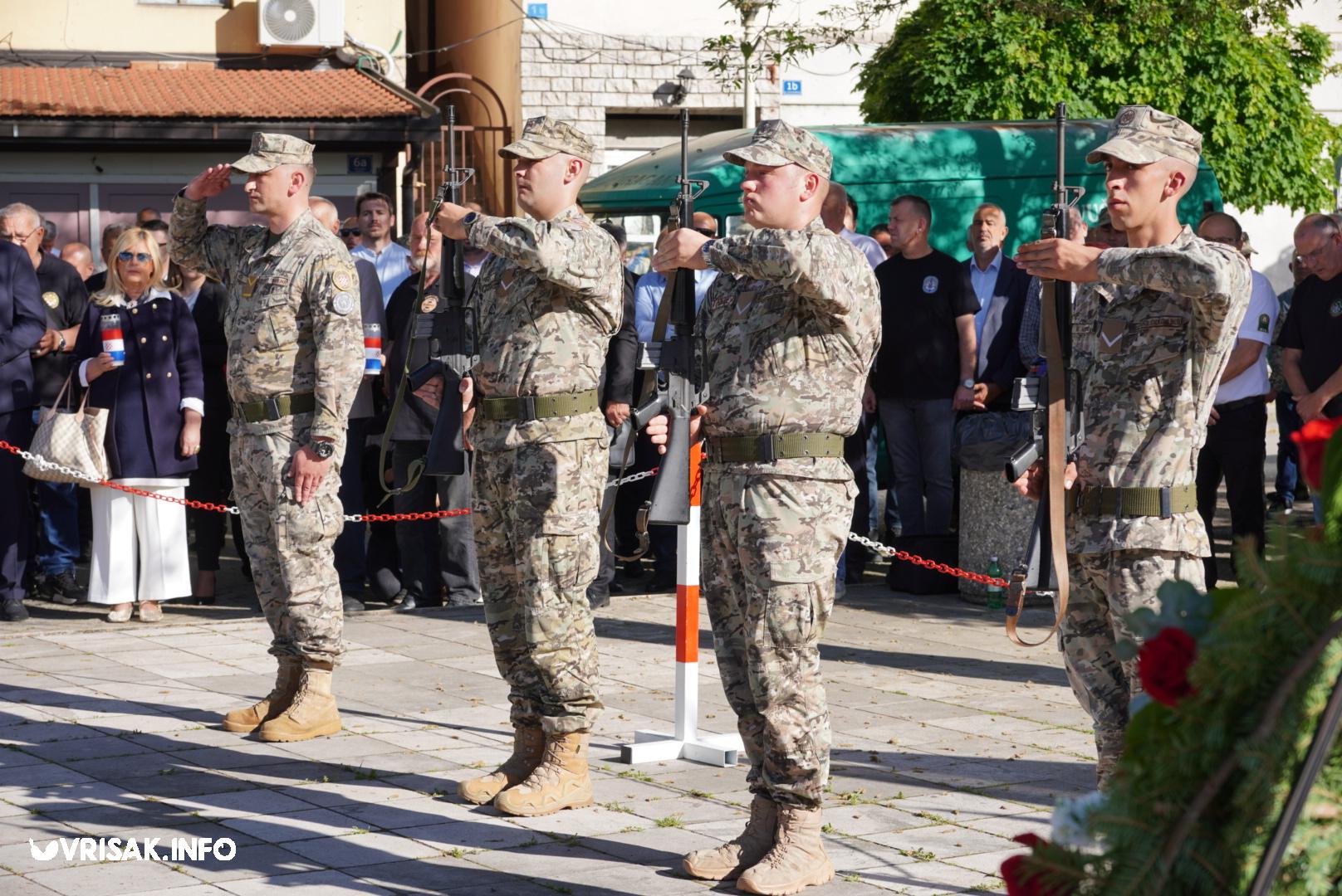Široki Brijeg: Mimohodom i svečanošću u središtu grada obilježen Dan branitelja
