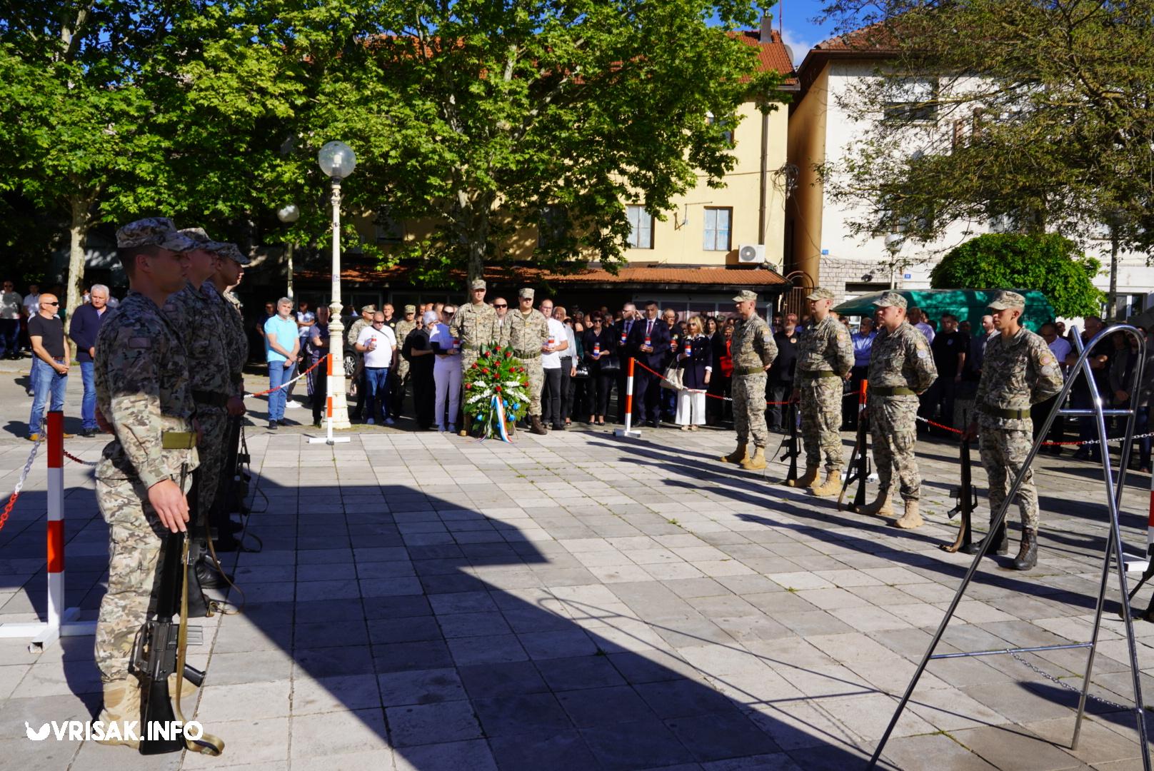 Široki Brijeg: Mimohodom i svečanošću u središtu grada obilježen Dan branitelja