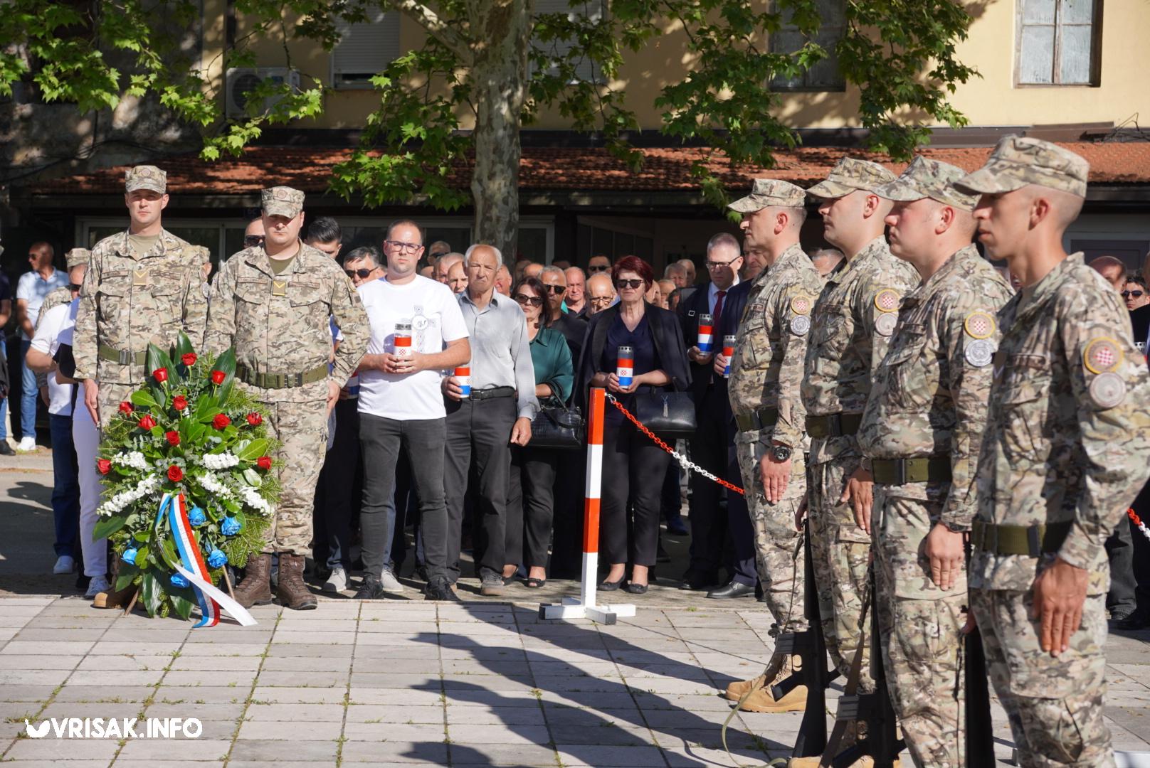Široki Brijeg: Mimohodom i svečanošću u središtu grada obilježen Dan branitelja