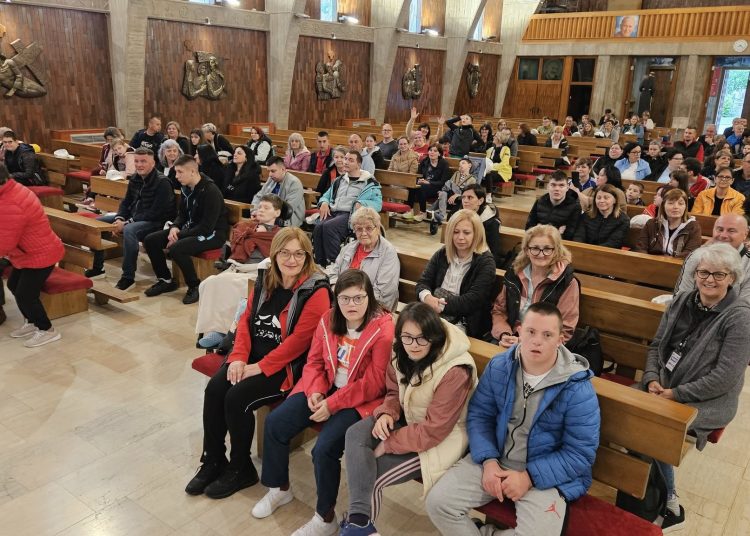 (VIDEO) Osobe s poteškoćama u razvoju iz Osijeka pohodile Kočerin