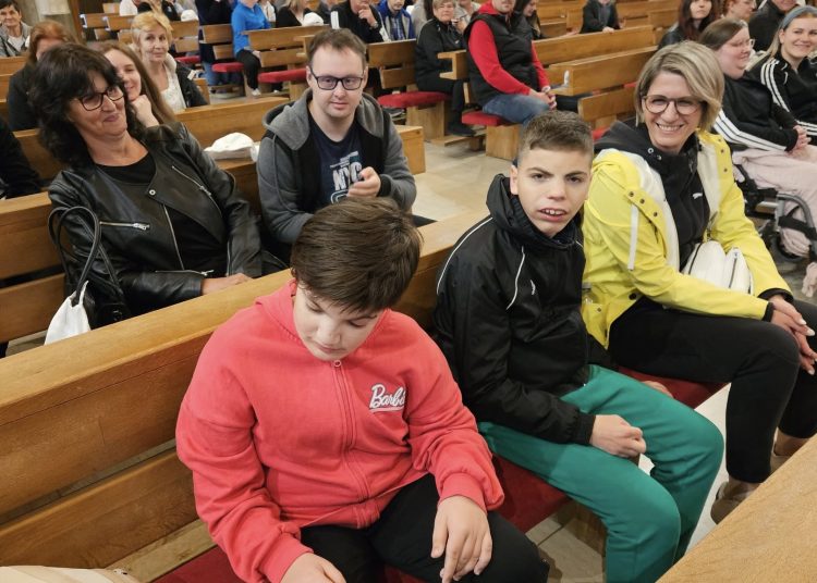 (VIDEO) Osobe s poteškoćama u razvoju iz Osijeka pohodile Kočerin