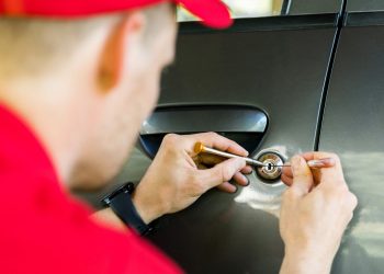 Zaboravljeni ključevi u autu? Evo kako si možete pomoći bez bravara