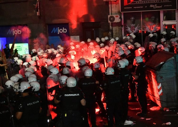 Žestoki sukobi građana i policije u Beogradu: Odjekuju topovski udari, bačeni suzavci