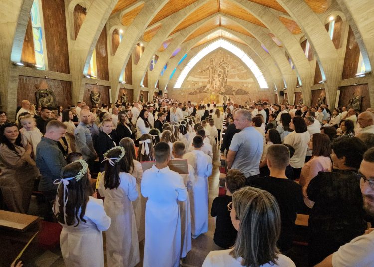 Prva sveta pričest na Kočerinu: 33 djece primilo Prvu svetu pričest