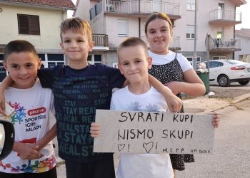 Dirljiva scena iz Posušja: Djeca prodavala narukvice uz put