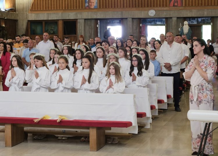 Prva sveta pričest na Kočerinu: 33 djece primilo Prvu svetu pričest