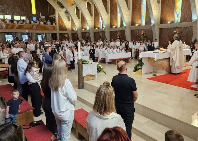 Prva sveta pričest na Kočerinu: 33 djece primilo Prvu svetu pričest