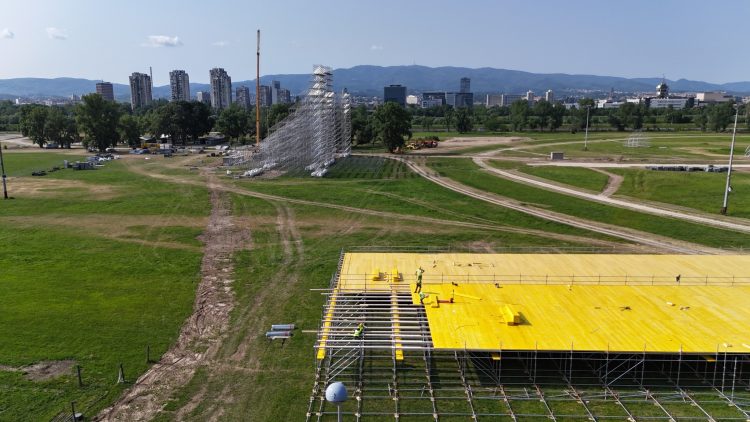 Thompson otkrio fotografije s priprema za koncert