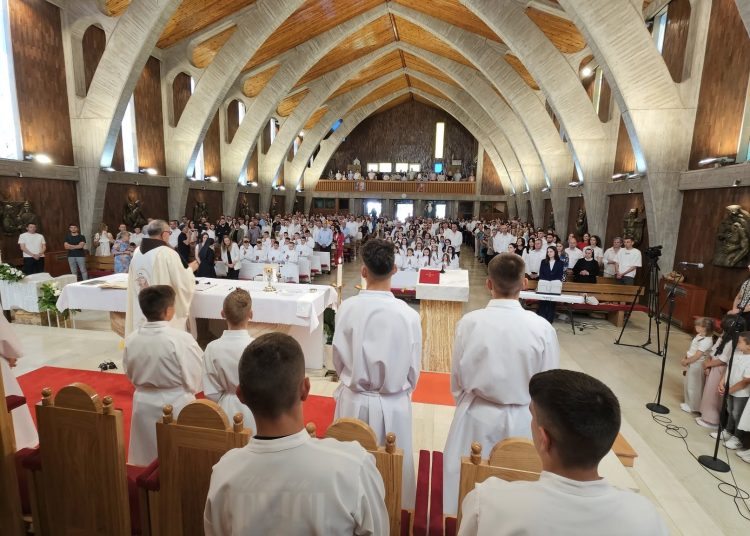 Prva sveta pričest na Kočerinu: 33 djece primilo Prvu svetu pričest