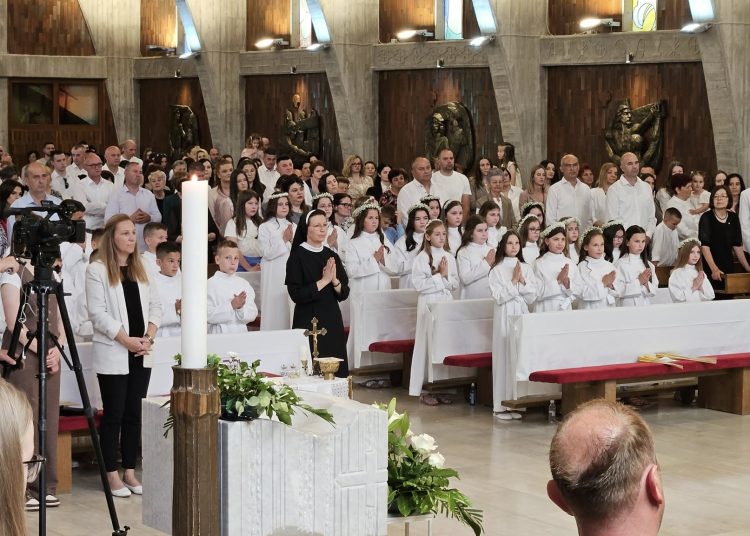Prva sveta pričest na Kočerinu: 33 djece primilo Prvu svetu pričest
