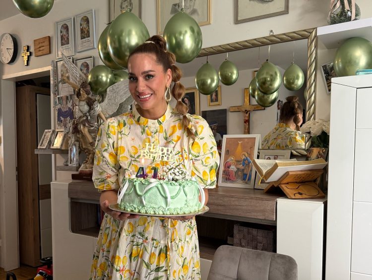 Simona Mijoković  bivša Gotovac(41) postala baka, rodila joj je najstarija kći