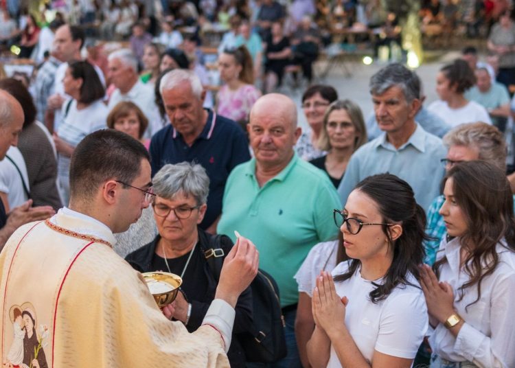Foto: Franjevački samostan i Župa sv. Ante Padovanskog Humac - Ljubuški