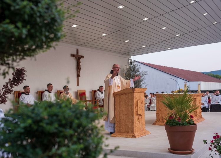Foto: Franjevački samostan i Župa sv. Ante Padovanskog Humac - Ljubuški