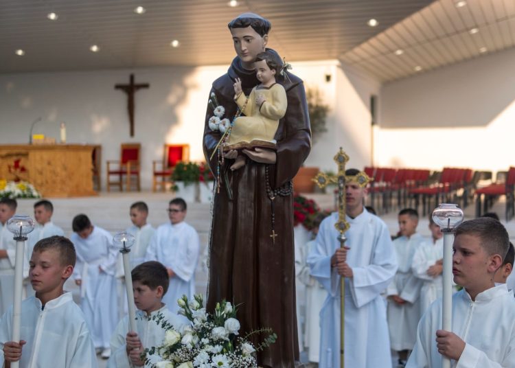 Ljubuški: Don Dražen Radigović predslavio osmi dan devetnice sv. Anti