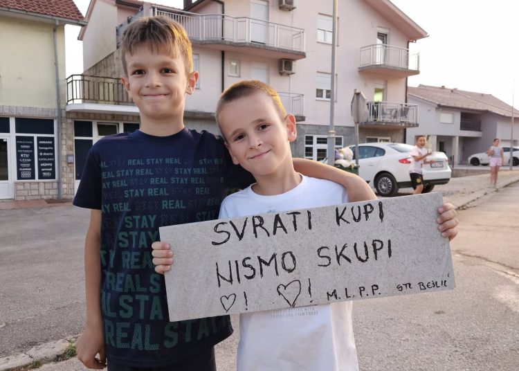 Dirljiva scena iz Posušja: Djeca prodavala narukvice uz put