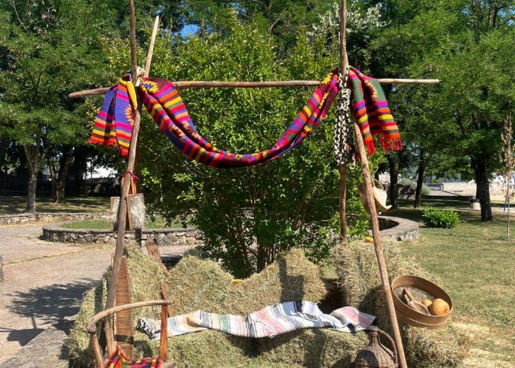 Široki Brijeg: Održana večer folklora “Kočerinom kolo igra, a pisma se ori”