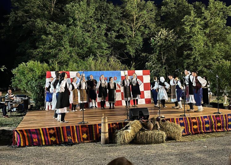 Široki Brijeg: Održana večer folklora “Kočerinom kolo igra, a pisma se ori”