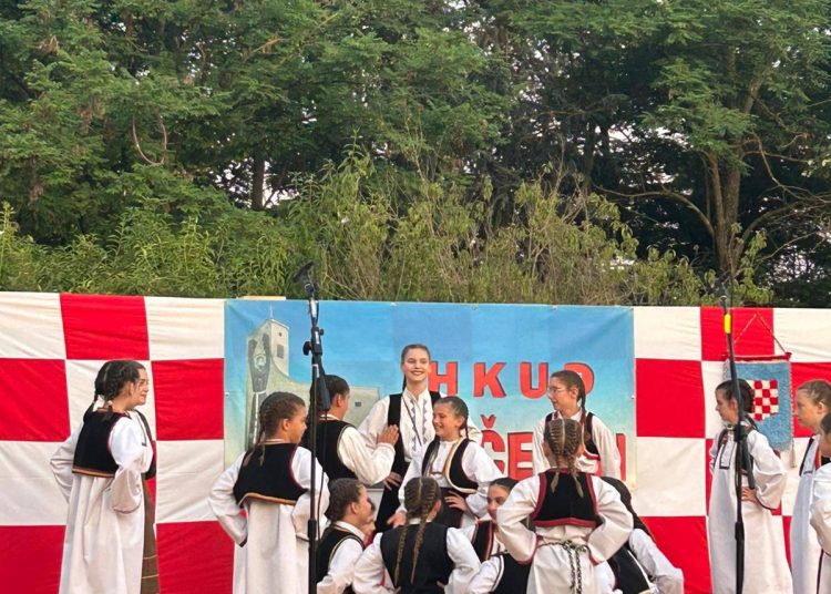 Široki Brijeg: Održana večer folklora “Kočerinom kolo igra, a pisma se ori”