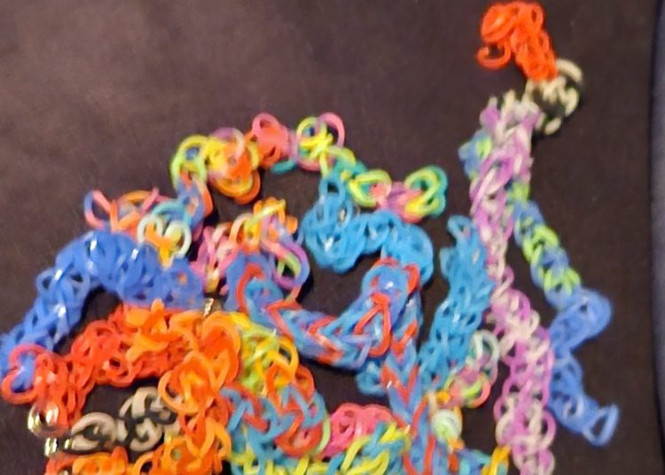 Dirljiva scena iz Posušja: Djeca prodavala narukvice uz put