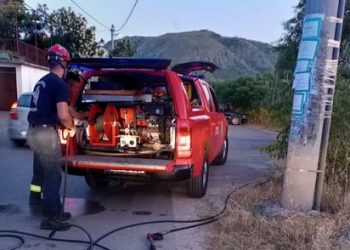 Požar u Mostaru: Mještanin zatekao piromane, vatrogasci spriječili širenje požara