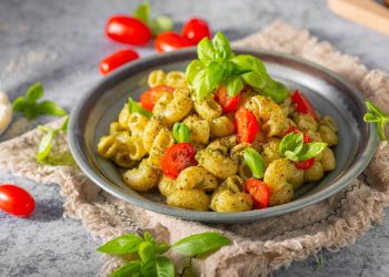 Recept: Hladna mediteranska salata s tjesteninom i pestom