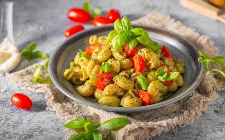 Recept: Hladna mediteranska salata s tjesteninom i pestom