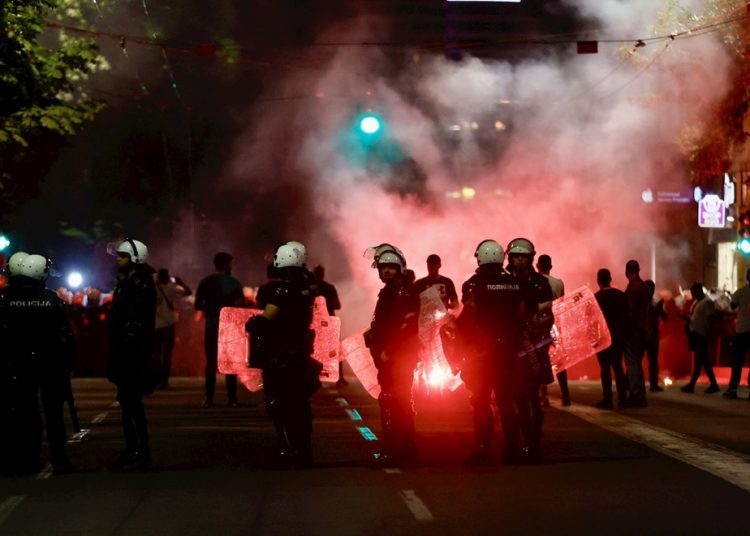 Žestoki sukobi građana i policije u Beogradu: Odjekuju topovski udari, bačeni suzavci