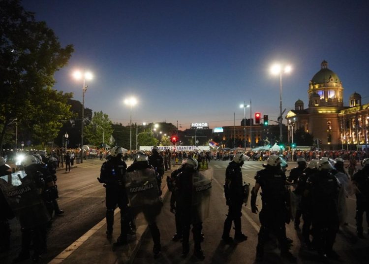 Žestoki sukobi građana i policije u Beogradu: Odjekuju topovski udari, bačeni suzavci