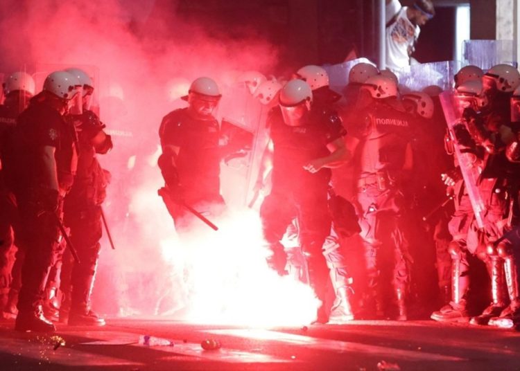 Žestoki sukobi građana i policije u Beogradu: Odjekuju topovski udari, bačeni suzavci