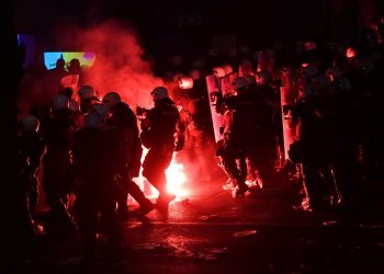 Žestoki sukobi građana i policije u Beogradu: Odjekuju topovski udari, bačeni suzavci